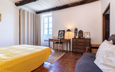 Penta: Möbel, Eigentum, Komfort, Gebäude, Holz, Fenster, Textil, Interior Design, Bilderrahmen, Bettrahmen