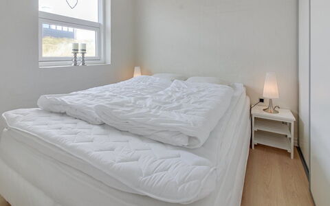 Ristana - 100M from the Sea: Schlafzimmer, Bett, Bedding, Bettdecke, Linens, Fussboden, Interior Design, Bettrahmen, Zimmer, Decke
