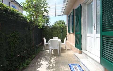 Villa Paola: Pflanze, Gebäude, Schatten, Flooring, Fussboden, Haus, Wohngebiet, Gras, Fenster, Stuhl