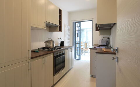 Villa Paola: Cabinetry, Eigentum, Countertop, Herd, Küchengerät, Sinken, Holz, Spüle, Haushaltsgerät, Küche