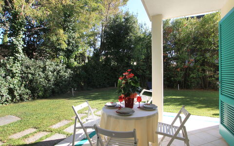 Villa Glicine: Pflanze, Möbel, Tabelle, Stuhl, Blume, Baum, Schatten, Gartenmöbel, Gebäude, Tisch Im Freien