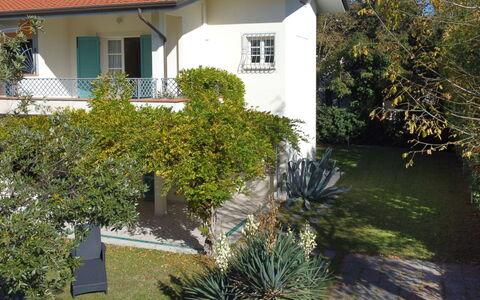 Villa Glicine: Pflanze, Gebäude, Fenster, Eigentum, Blatt, Botanik, Haus, Vegetation, Grundstueck, Gras