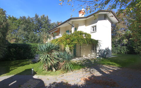 Villa Glicine: Himmel, Pflanze, Eigentum, Gebäude, Fenster, Baum, Haus, Die Architektur, Grundstueck, Gras