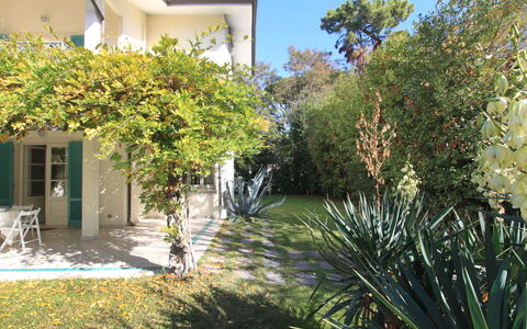 Villa Glicine: Pflanze, Himmel, Eigentum, Gebäude, Fenster, Baum, Haus, Landschaft, Terrestrische Plant, Gras