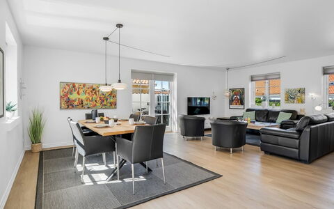 Springimile - 300M from the Sea: Möbel, Interior Design, Flooring, Couch, Fussboden, Decke, Stuhl, Wohnzimmer, Tabelle, Holz
