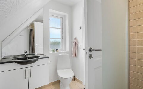 Springimile - 300M from the Sea: Armatur, Flooring, Badezimmer, Wand, Fussboden, Interior Design, Holz, Sinken, Toilette, Zapfhahn