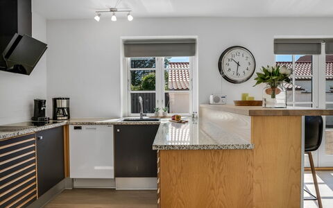 Springimile - 300M from the Sea: Möbel, Countertop, Küche, Cabinetry, Interior Design, Flooring, Küchengerät, Holz, Major Appliance, Haushaltsgerät