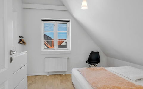 Springimile - 300M from the Sea: Wand, Holz, Flooring, Fussboden, Interior Design, Decke, Schlafzimmer, Zuhause, Bett, Zimmer
