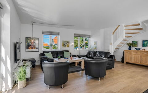 Springimile - 300M from the Sea: Möbel, Interior Design, Flooring, Couch, Fussboden, Holz, Decke, Holzboden, Wohnzimmer, Zimmer