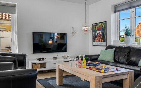 Springimile - 300M from the Sea: Möbel, Interior Design, Couch, Flooring, Wohnzimmer, Decke, Zimmer, Bilderrahmen, Fussboden, Fernsehen