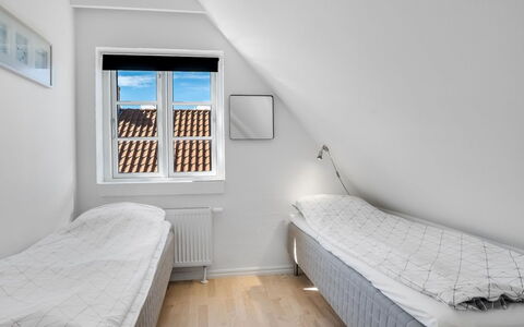 Springimile - 300M from the Sea: Holz, Schlafzimmer, Bett, Fussboden, Bedding, Bettrahmen, Bettdecke, Wohnung, Linens