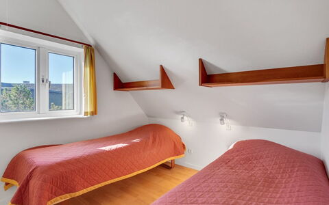 Oneida - 800M from the Sea: Wand, Flooring, Holz, Fussboden, Interior Design, Schlafzimmer, Decke, Bett, Möbel, Zimmer