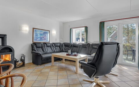 Oneida - 800M from the Sea: Möbel, Interior Design, Flooring, Decke, Fussboden, Couch, Wohnzimmer, Zimmer, Zuhause