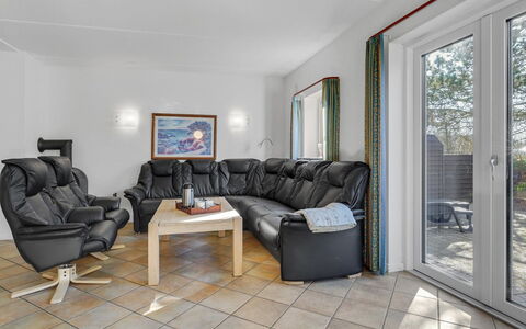 Oneida - 800M from the Sea: Möbel, Interior Design, Flooring, Fussboden, Decke, Couch, Zimmer, Zuhause, Wohnzimmer, Wohnung