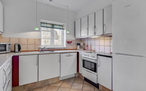 Oneida - 800M from the Sea: Küchengerät, Küche, Major Appliance, Flooring, Countertop, Fussboden, Interior Design, Haushaltsgerät, Decke, Cabinetry