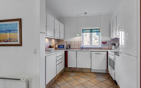Oneida - 800M from the Sea: Küche, Flooring, Küchengerät, Major Appliance, Interior Design, Fussboden, Countertop, Decke, Cabinetry, Haushaltsgerät