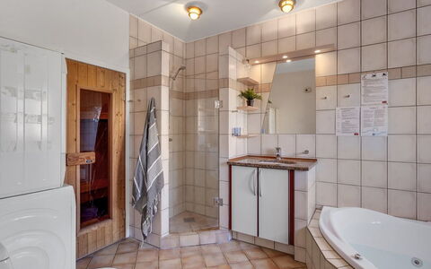 Oneida - 800M from the Sea: Flooring, Fussboden, Interior Design, Armatur, Decke, Badezimmer, Zimmer, Installation, Bad Sink, Sinken