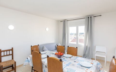 Policar: Möbel, Eigentum, Stuhl, Tabelle, Holz, Komfort, Interior Design, Gebäude, Fenster, Schatten