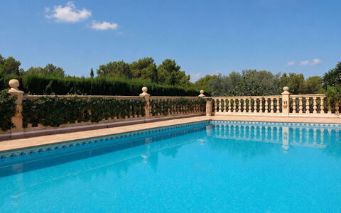 Villa Lantana: Blau, Wasser, Schwimmbad, Freizeit, Verbundwerkstoff, Water Feature, Resort, Ferienort, Thermae, Baluster