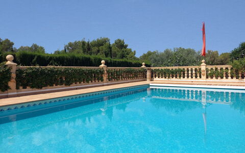 Villa Lantana: Wasser, Pflanze, Himmel, Eigentum, Schwimmbad, Azurblau, Natur, Baum, Freizeit, Verbundwerkstoff
