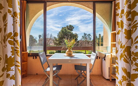 Les Iles du Soleil: Möbel, Wohnung, Zuhause, Balkon, Holzbeize, Schatten, Stuhl, Eco Hotel, Gartenmöbel, Zimmerpflanze