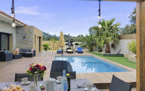 Villa les Lieges: Schwimmbad, Resort, Gartenmöbel, Estate, Eco Hotel, Villa, Freizeit, Hazienda, Schatten, Landscaping