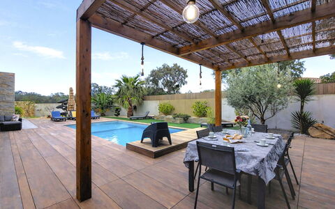 Villa les Lieges: Holz, Schwimmbad, Flooring, Fussboden, Gartenmöbel, Holzboden, Schatten, Resort, Deck, Eco Hotel