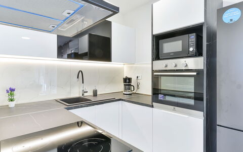 Sunset: Countertop, Cabinetry, Zapfhahn, Eigentum, Sinken, Spüle, Möbel, Küche, Herd, Armatur