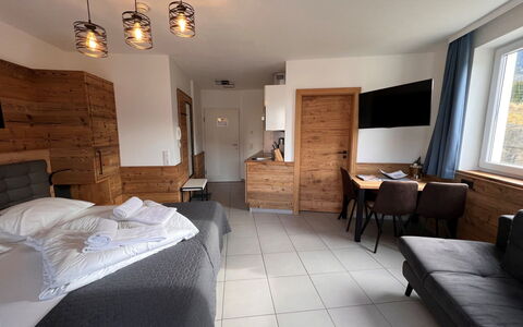 Rehkitz: Möbel, Eigentum, Tabelle, Gebäude, Komfort, Fenster, Interior Design, Beleuchtung, Fussboden, Holz