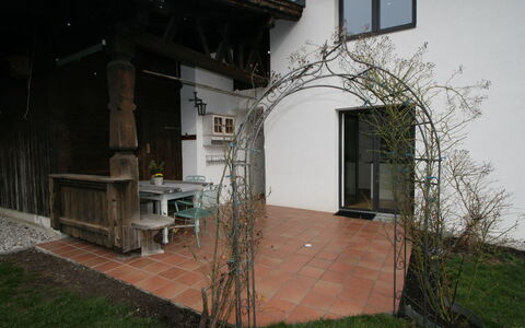 Lisa: Eigentum, Fenster, Pflanze, Gebäude, Haus, Tabelle, Tür, Holz, Veranda, Gras