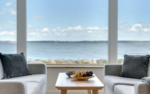 Elsabeth - 20M from the Sea: Möbel, Interior Design, Fussboden, Flooring, Meer, Couch, Zimmer, Ozean, Wohnzimmer