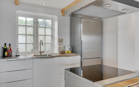 Elsabeth - 20M from the Sea: Küche, Countertop, Flooring, Küchengerät, Cabinetry, Interior Design, Holz, Möbel, Fussboden, Haushaltsgerät