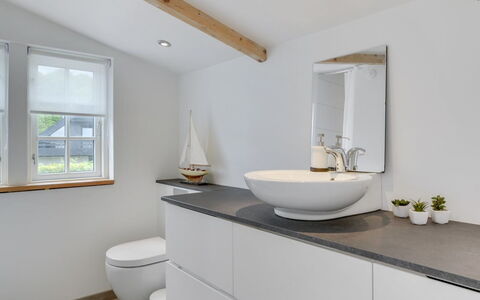 Elsabeth - 20M from the Sea: Badezimmer, Armatur, Bad Sink, Sinken, Interior Design, Flooring, Badezimmerschrank, Zapfhahn, Fussboden, Installation