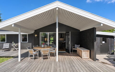 Ingelis - 1.2Km from the Sea: Flooring, Fussboden, Decke, Interior Design, Countertop, Küche, Cabinetry, Zimmer, Major Appliance, Light Fixture