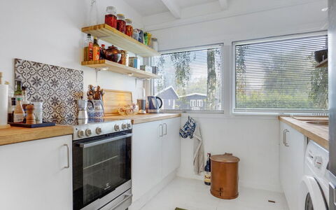 Ljuba - 1.2Km from the Sea: Küche, Major Appliance, Countertop, Interior Design, Küchengerät, Flooring, Haushaltsgerät, Cabinetry, Decke, Zimmer