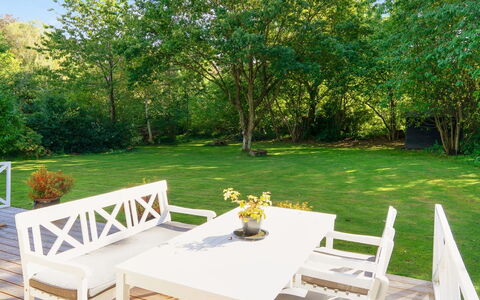 Ljuba - 1.2Km from the Sea: Möbel, Gartenmöbel, Tabelle, Garten, Tisch Im Freien, Stuhl, Schatten, Frühling, Küche & Esszimmer Tisch, Rasen