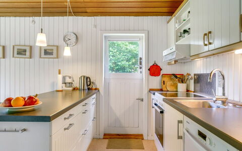 Lucie - 1.5Km from the Sea: Holz, Flooring, Interior Design, Decke, Countertop, Küche, Fussboden, Light Fixture, Zuhause, Cabinetry