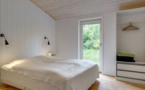 Lucie - 1.5Km from the Sea: Flooring, Holz, Fussboden, Interior Design, Decke, Schlafzimmer, Holzboden, Möbel, Bett, Zuhause