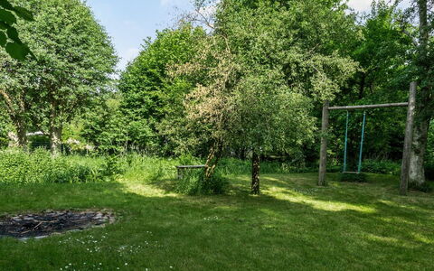 Lucie - 1.5Km from the Sea: Baum, Gras, Blatt, Ast, Vegetation, Strauch, Wiese, Grundstueck, Pflanzengemeinschaft, Rasen