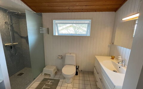 Lucie - 1.5Km from the Sea: Flooring, Armatur, Fussboden, Holz, Badezimmer, Interior Design, Installation, Sinken, Zapfhahn, Toilette