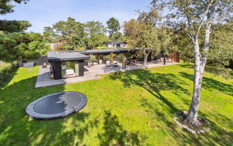 Hævnir - 1Km from the Sea: Flooring, Fussboden, Decke, Interior Design, Countertop, Küche, Cabinetry, Zimmer, Major Appliance, Light Fixture