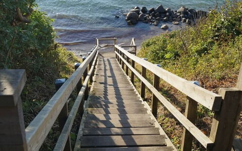 Vara - 800M from the Sea: Wasser, Holz, Küste, Küsten Und Ozeanische Forms, Meer, Ozean, Geländer, Ufer, Treppe, Walkway