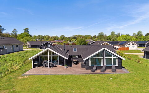 Vara - 800M from the Sea: Wohnung, Schatten, Balkon, Stuhl, Zaun, Gartenmöbel, Aluminium, Kunstrasen
