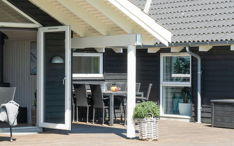 Vara - 800M from the Sea: Wohnung, Schatten, Balkon, Stuhl, Zaun, Gartenmöbel, Aluminium, Kunstrasen