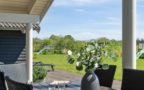 Vara - 800M from the Sea: Wohnung, Schatten, Balkon, Stuhl, Zaun, Gartenmöbel, Aluminium, Kunstrasen