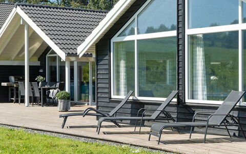 Vara - 800M from the Sea: Wohnung, Schatten, Balkon, Stuhl, Zaun, Gartenmöbel, Aluminium, Kunstrasen