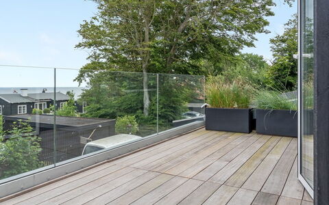 Ebke - 70M from the Sea: Holz, Holzboden, Deck, Verbundwerkstoff, Veranda, Balkon, Geländer, Hartholz, Planke, Holzbeize