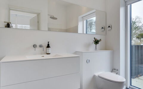 Ebke - 70M from the Sea: Badezimmer, Armatur, Flooring, Fussboden, Interior Design, Badezimmerschrank, Zapfhahn, Installation, Sinken, Bad Sink