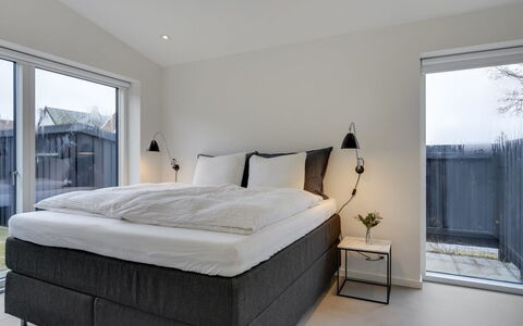 Ebke - 70M from the Sea: Fussboden, Schlafzimmer, Bedding, Bett, Daylighting, Dekokissen, Kissen, Linens, Einfrieren, Hotel