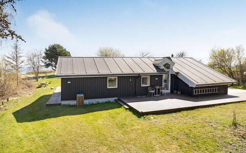 Trajko - 100M from the Sea: Wohngebiet, Dach, Vorort, Auffahrt, Estate, Kamin
